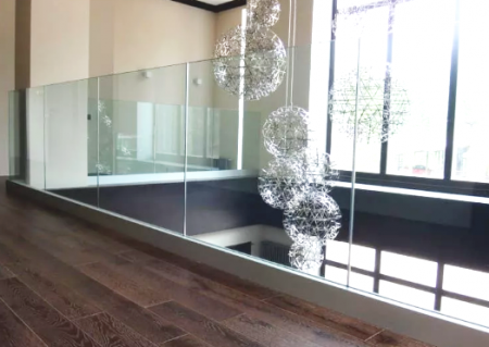 Стеклянное ограждение высотой 1000 мм